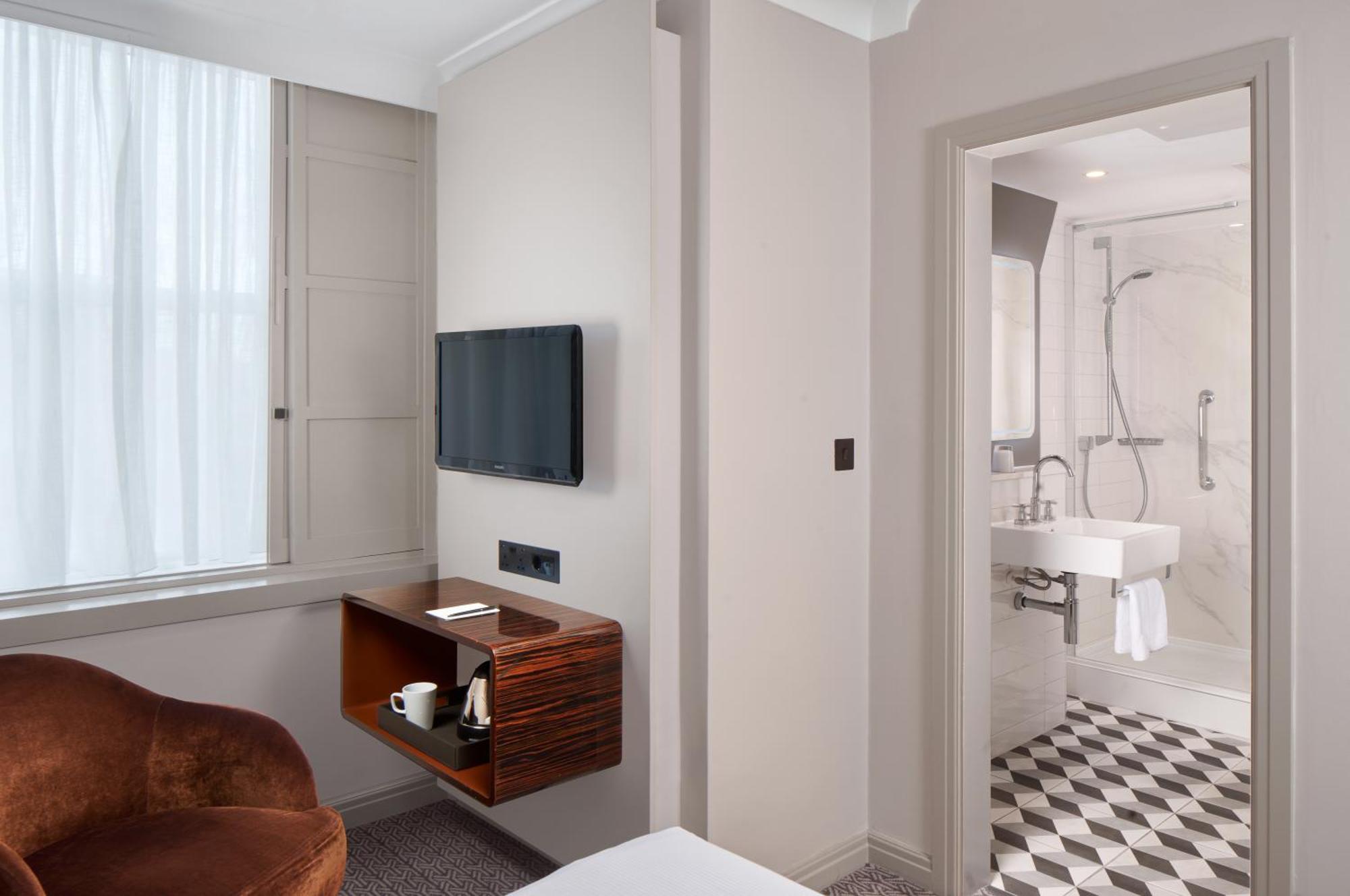 Strand Palace London Room photo The bathroom of a room at the hotel