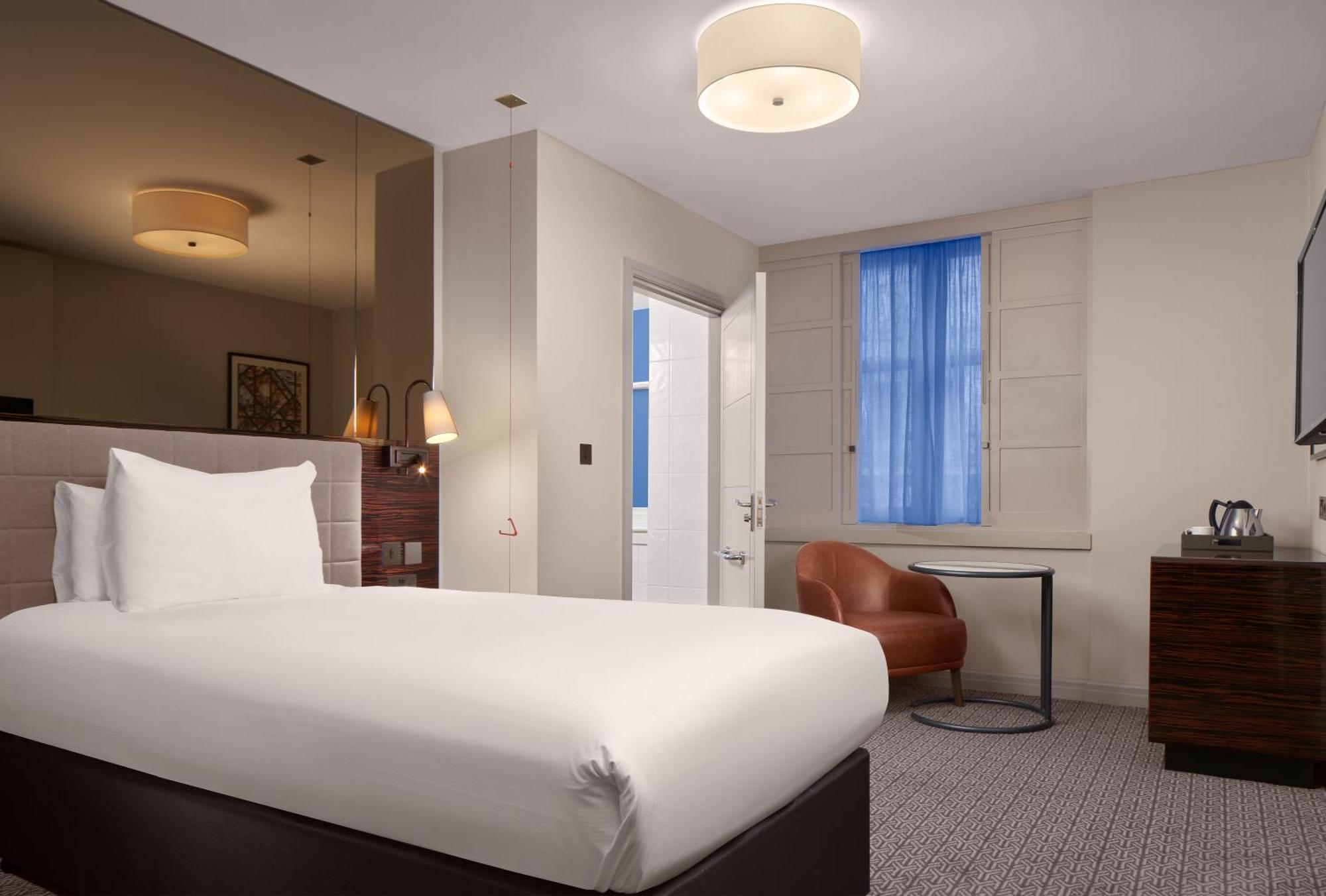 Strand Palace London Exterior photo A single room at the hotel