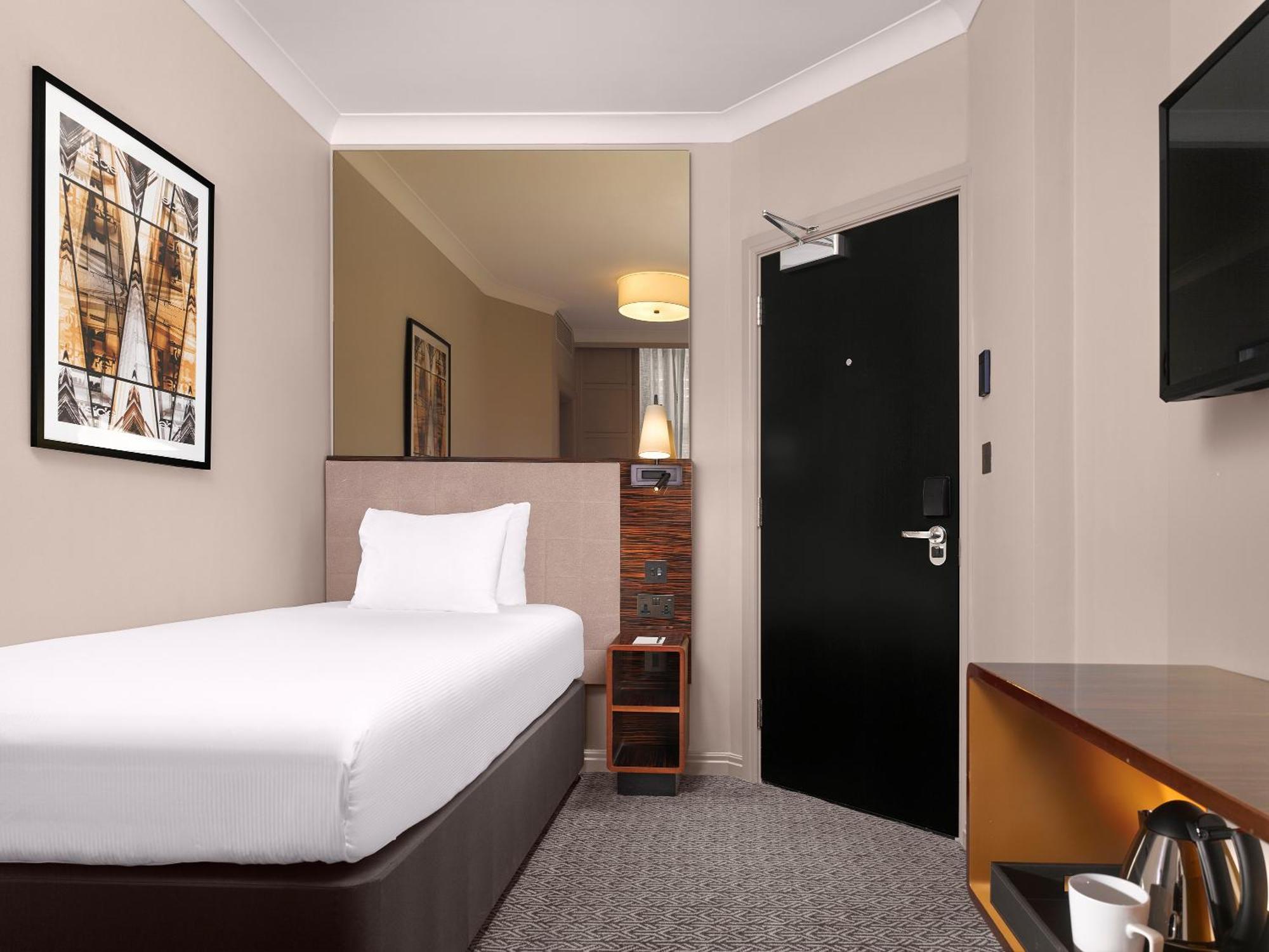Strand Palace London Exterior photo Single room