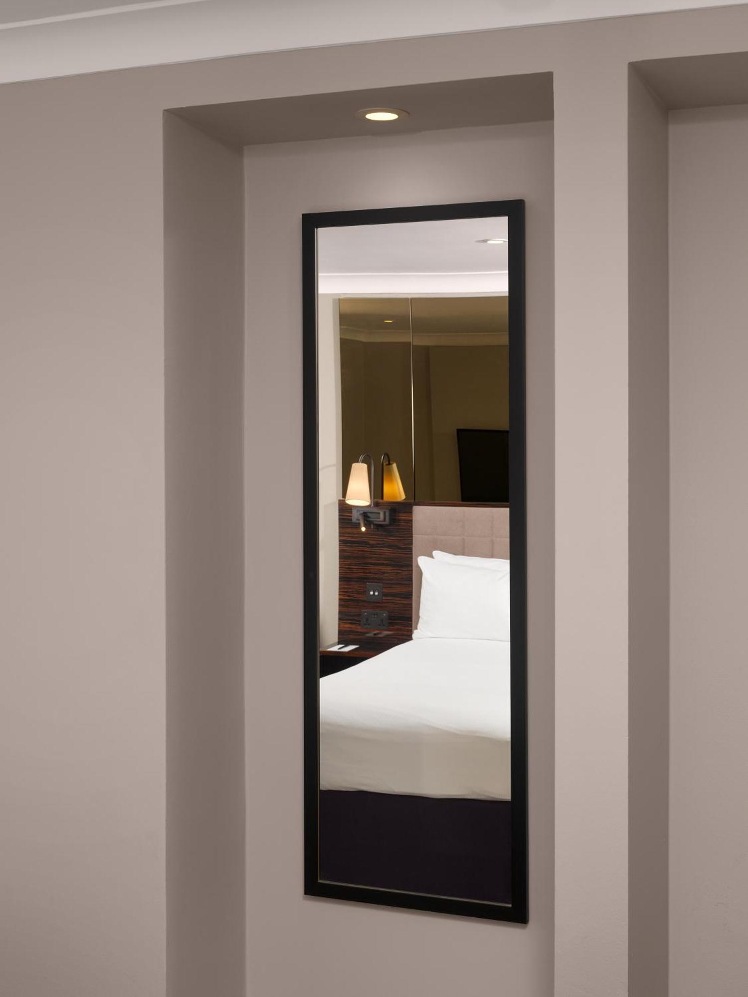 Strand Palace London Exterior photo Mirror