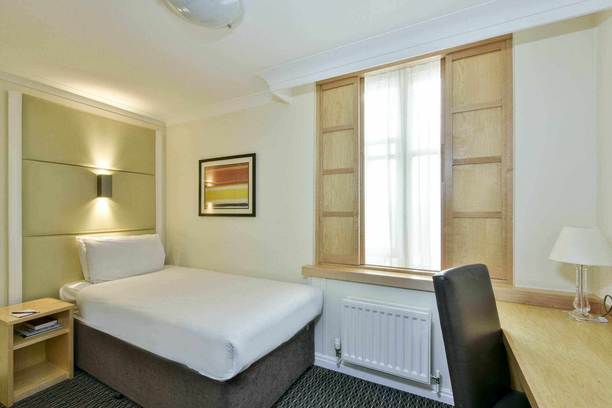 Strand Palace London Exterior photo A single room at the hotel